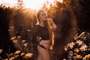 sunset, západ slnka, dievča, girl, art, emotion, feel, hair, glamour, body, sexy, nature, summer, hot, redhead, freckles, spring, gentle, fine, spontaneous, long hair, lens flare, natural light, nature