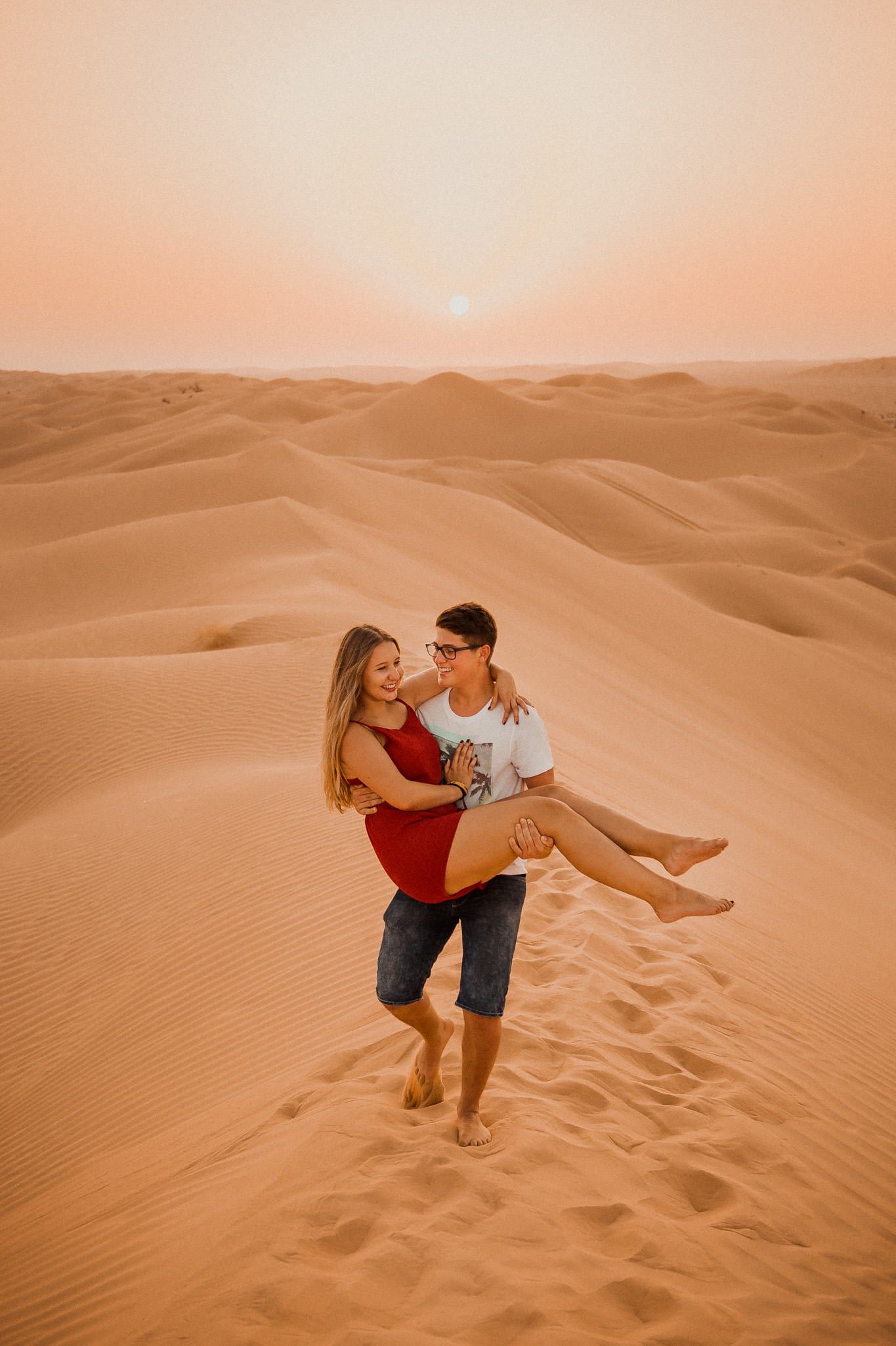 pár, láska, západ slnka, šťastie, romantika, púšť, piesok, duny, Omán, dovolenka